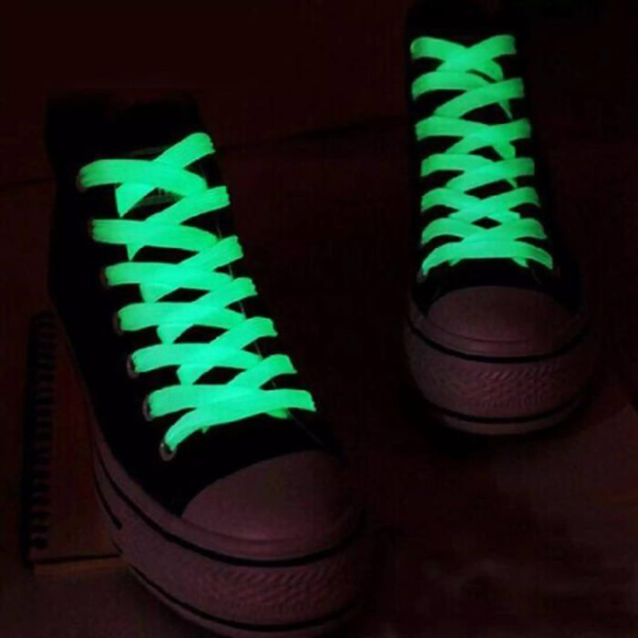 Lacets blanches lumineux fluorescentes brillent dans la nuit