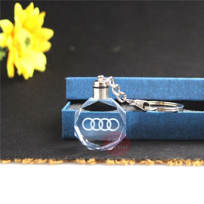 porte clé 3D en Crystal avec le logo du AUDI lumineux multicolore