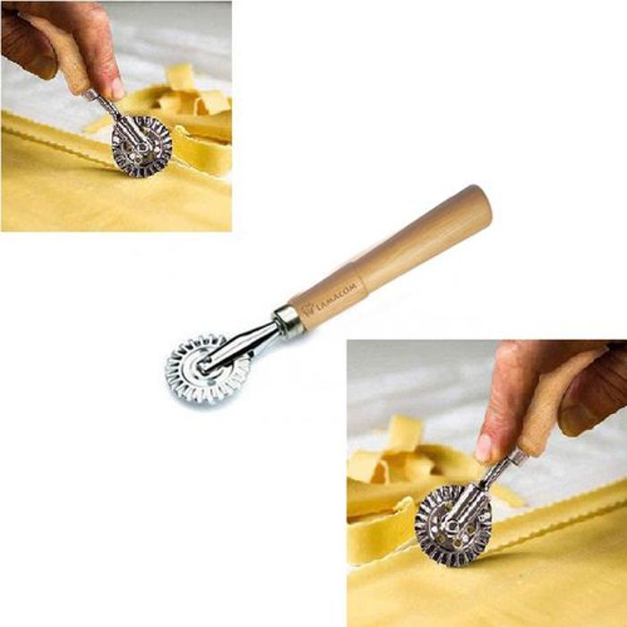 Roulette à pâte découpe pâtes avec manche, en inox et bois