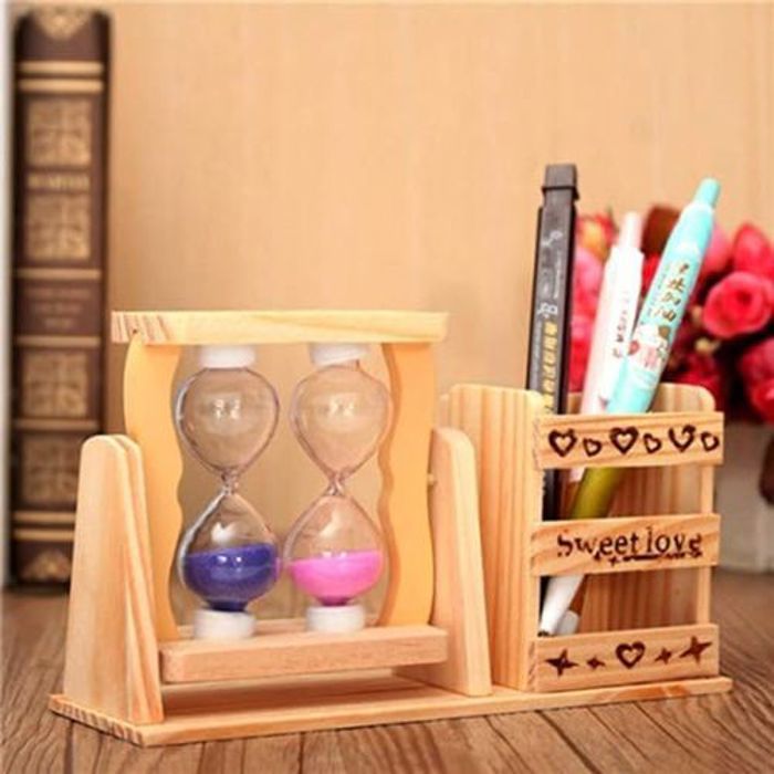 Table en bois de pin avec porte plume et sablier