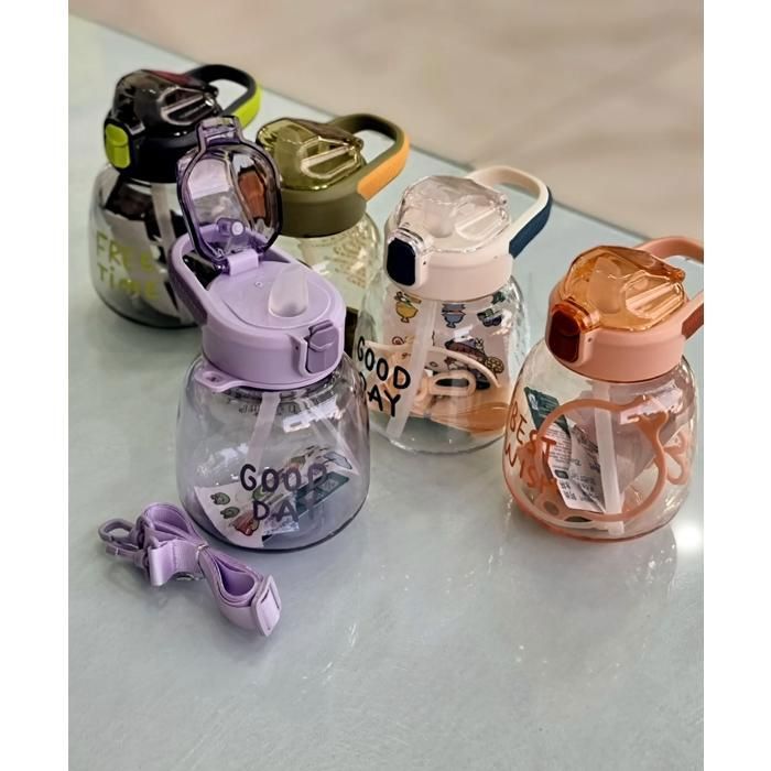 Bouteille d'eau 750ml en plastique avec poignée pour une portabilité facile (Couleur aléatoire)