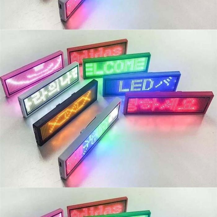 Mini badge led de nom numérique, rechargeable sans fil (Couleur aléatoire)