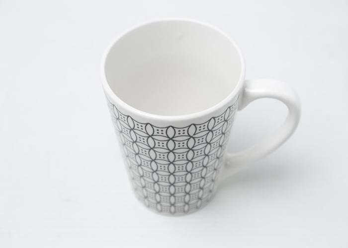 MUG EN PORCELAINE BLANC AVEC DECO 325ML