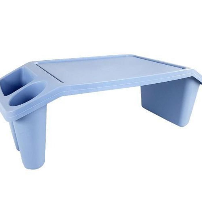 Table bleu de travail sur canapé lit et sol