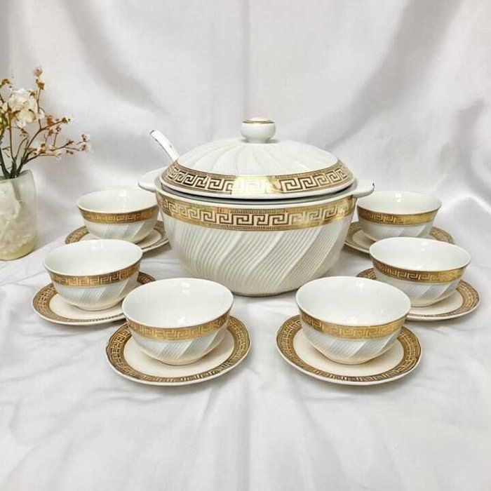 ENSEMBLE  15 PIECES SOUPIÈRE AVEC COUVERCLE ET LOUCHE ET 6 BOLS ET 6 ASSIETTES  EN PORCELAINE BLANCHE DÉTAILS DORES
