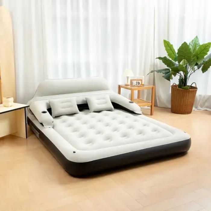 Matelas gonflable avec housse en polyester et cadre plastique, confortable pour un usage intérieur et extérieur.