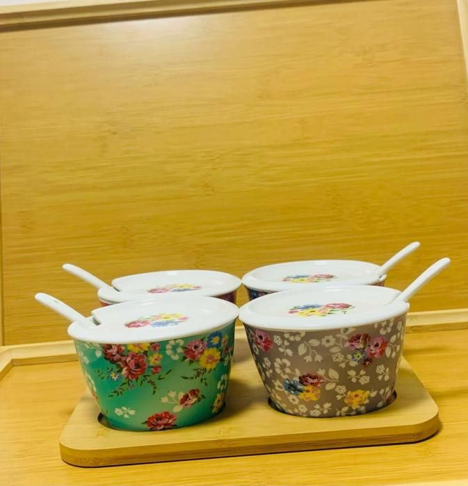 Presentoir 5 pieces avec 4 pots en porcelaines couleur avec ceuillere de service avec couvercle