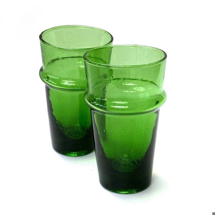 Verre beldi marocain pou le thé en vert.
