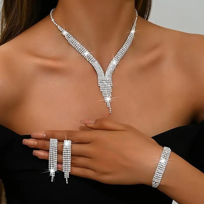Parure Élégance V – Collier, Bracelet & Boucles Pompon, Strass & Pierre d’Août