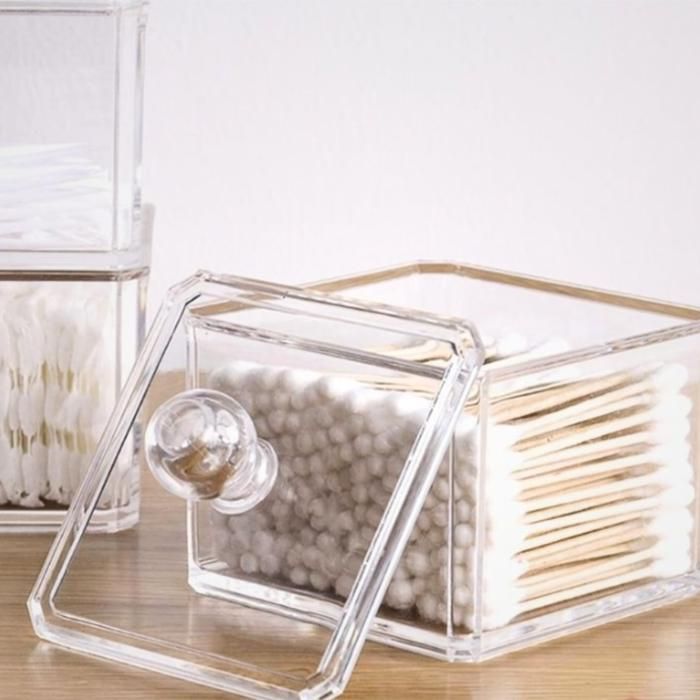 Boîte de rangement carrée en acrylique clair, solution élégante pour stocker coton et accessoires.