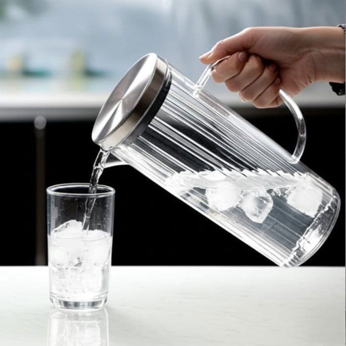 Carafe ou pichet à eau ou jus en verre cannelé avec un couvercle en acier inoxydable,pour eau ou jus.1,2L