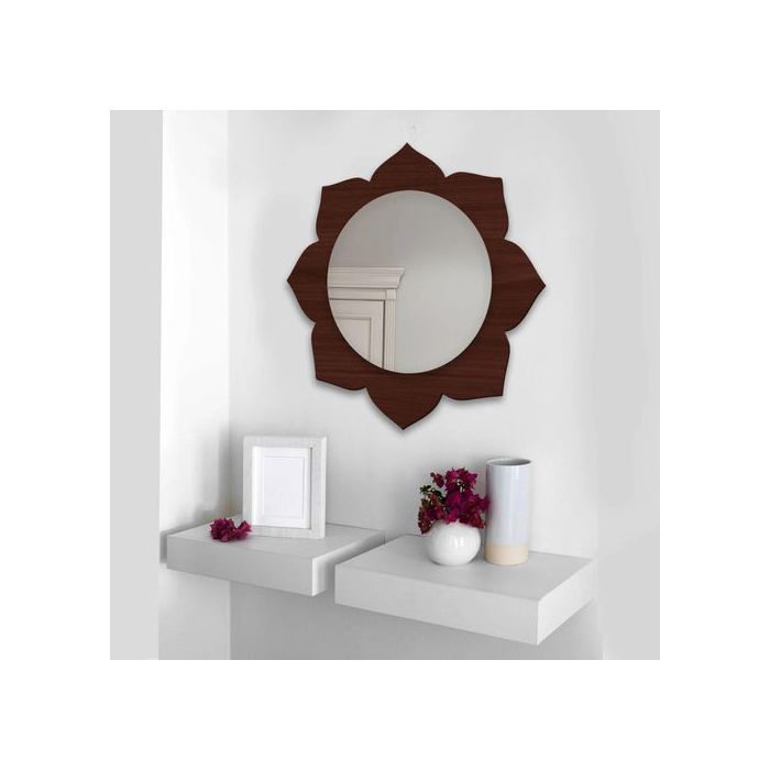 Miroir de couleur marron avec un encadrement en bois forme de fleur , dimensions de 65 sur 65cm