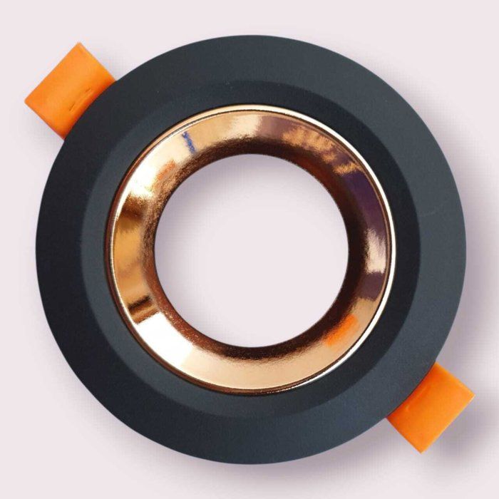 Spotlight Plastic – L’Éclairage Moderne, Léger et Élégant - BLACK & GOLD